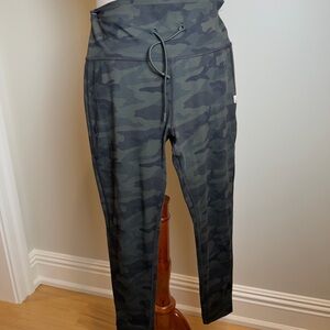 Vuori Size L- Camo Print Jogger/ Leggings with cuff